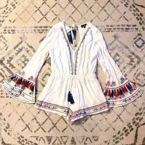 LIKE NEW LULUS WHITE ROMPER BELL SLEEVE EMBROIDERED TASSEL OPEN BACK SIZE LARGE